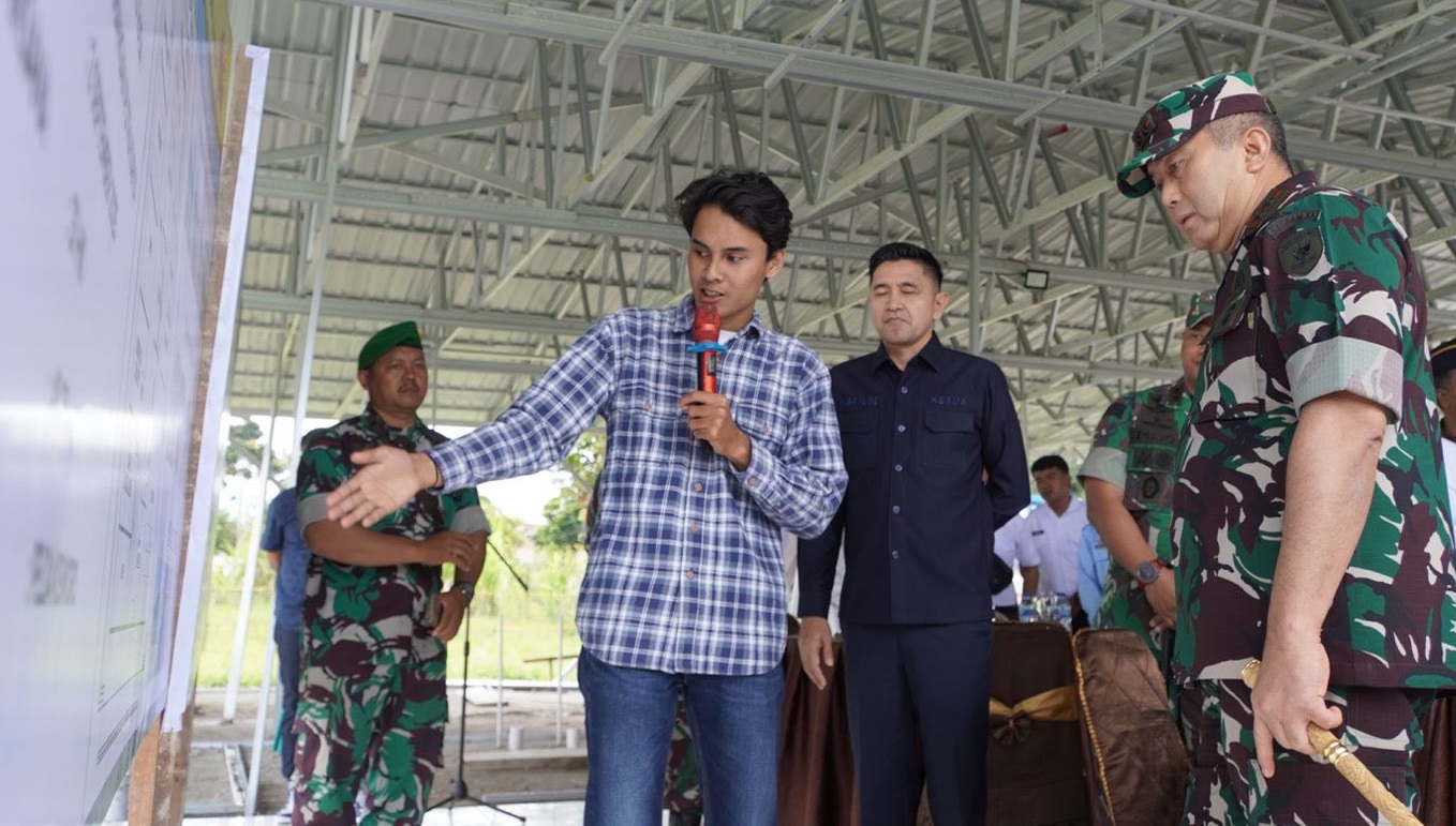 Panglima Kodam XX/ Tuanku Imam Bonjol, Mayjen TNI Arief Gajah Mada saat meninjau persiapan Dapur SPPG Kodim 0307/TD di Kelurahan Kampung Manggis, Rabu (15/10/2025).