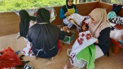 Peserta pelatihan serius mengikuti arahan pelatih Yusrizal dari Batik Salingka Tabek Kabupaten Solok
