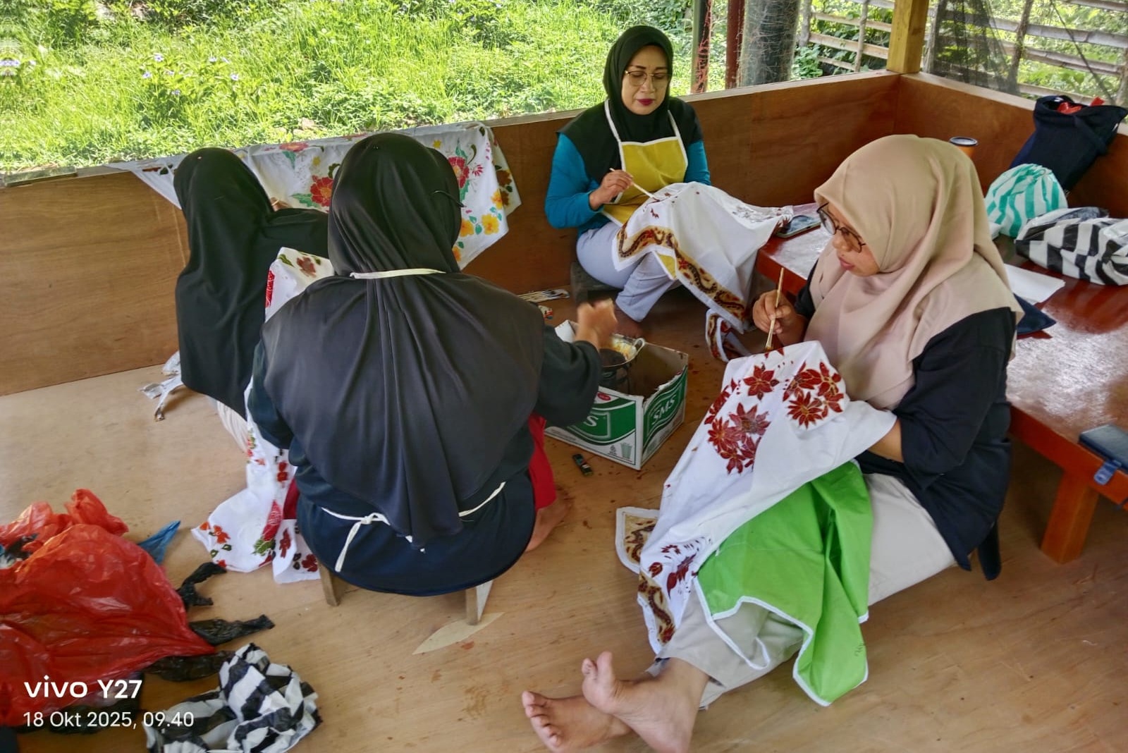 Peserta pelatihan serius mengikuti arahan pelatih Yusrizal dari Batik Salingka Tabek Kabupaten Solok