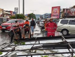 Angin Kencang Landa Kota Solok, Atap Beterbangan dan Papan Reklame Tumbang