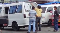 Sopir Angkot mencopot stiker Angkutan Pelajar Gratis yang terpasang di kaca belakang Angkot.