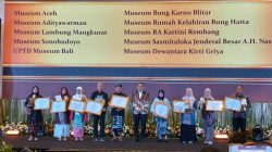 Penyerahan penghargaan kepada Museum Kelahiran Bung Hatta oleh Menteri Kebudayaan RI Fadli Zon.