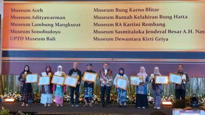 Penyerahan penghargaan kepada Museum Kelahiran Bung Hatta oleh Menteri Kebudayaan RI Fadli Zon.
