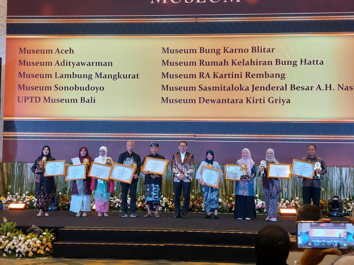 Penyerahan penghargaan kepada Museum Kelahiran Bung Hatta oleh Menteri Kebudayaan RI Fadli Zon.
