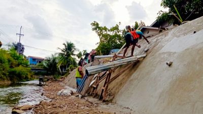 Sejumlah pekerja dari Kontraktor Pelaksana CV. Faeyza Success tampak tengah menuntaskan pengerjaan perkuatan tebing di Kelurahan Parak Karakah dari alokasi dana pokir Anggota DPRD Kota Padang periode 2019-2024, Ilham Maulana.