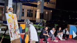 Perupa Hamzah, M.Sn saat kegiatan Soft Opening Pameran Internasional FSRD ISI Padangpanjang, Selasa (21/10/2025) malam.