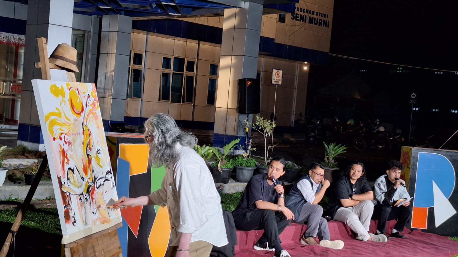 Perupa Hamzah, M.Sn saat kegiatan Soft Opening Pameran Internasional FSRD ISI Padangpanjang, Selasa (21/10/2025) malam.