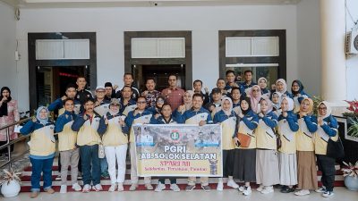 Ketua PGRI Kabupaten Solok Selatan Asbandi, S.Pd, M.Pd, bersama Bupati Solok Selatan H Khairunas dan Kontingen Porsenijar PGRI Kabupaten Solok Selatan.