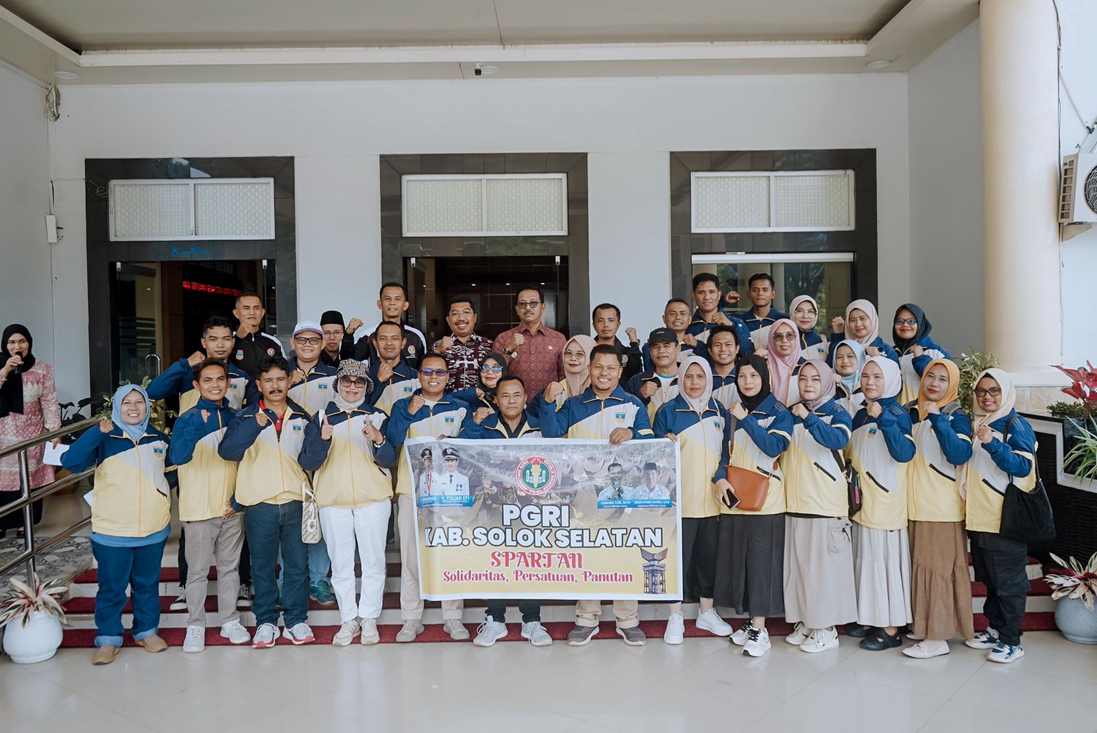 Ketua PGRI Kabupaten Solok Selatan Asbandi, S.Pd, M.Pd, bersama Bupati Solok Selatan H Khairunas dan Kontingen Porsenijar PGRI Kabupaten Solok Selatan.