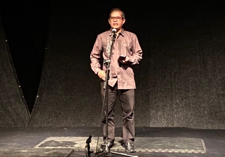 Rektor ISI Padangpanjang Dr. Febri Yulika saat membuka Gala Teater di Gedung Teater Arena Mursal Esten