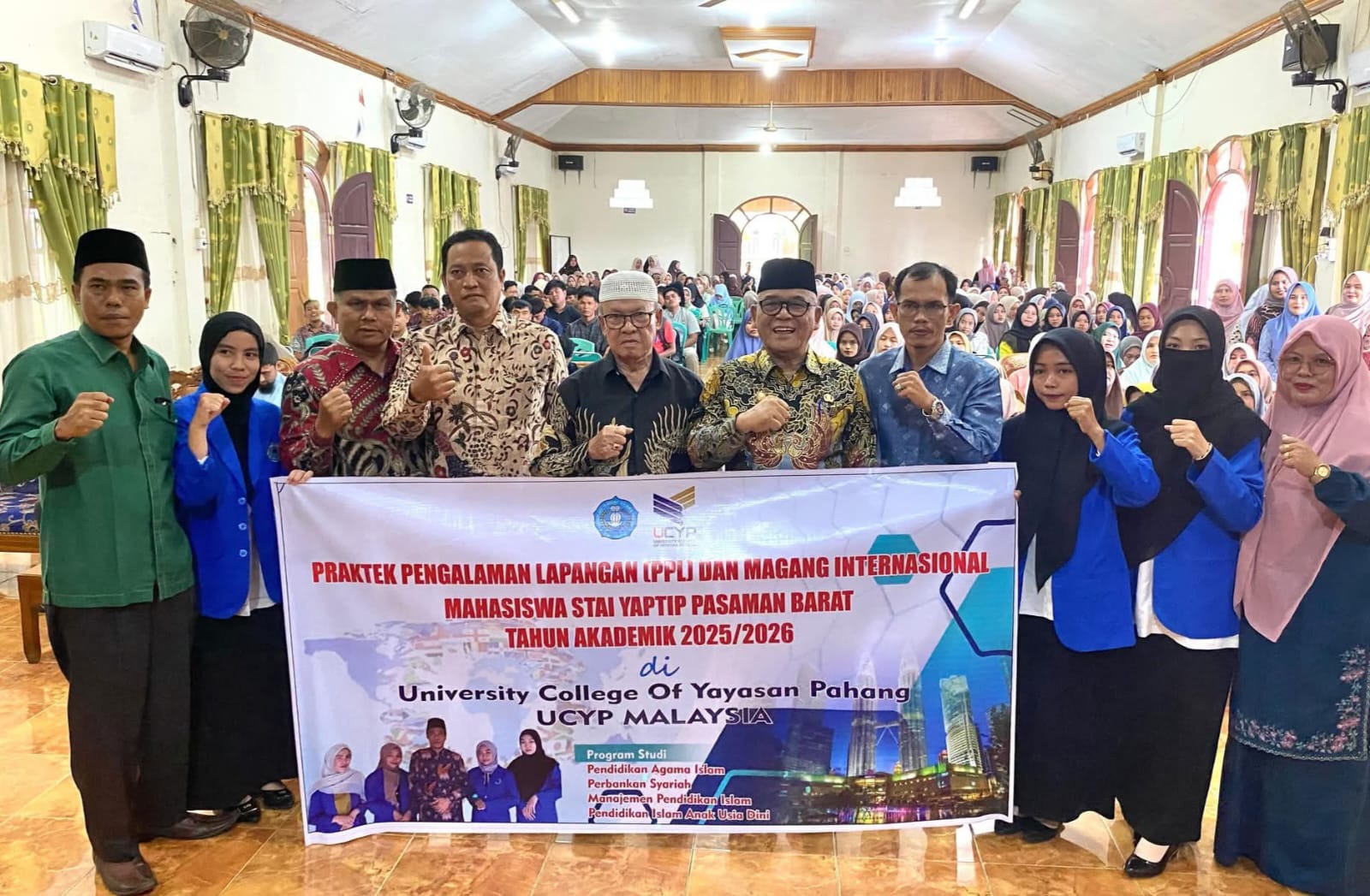 Bupati Pasaman Barat Yulianto saat melepas Mahasiswa STAI YAPTIP Pasaman Barat yang melaksanakan Magang ke UCYP Malaysia