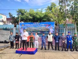 HUT ke-80 TNI, TNI AL Bersama Pemko Padang Bersihkan Bantaran Kali Mati