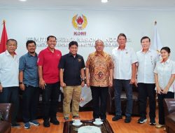 Ketua KONI Pusat Marciano Norman Serahkan SK Kepengurusan KONI Sumbar kepada Hamdanus