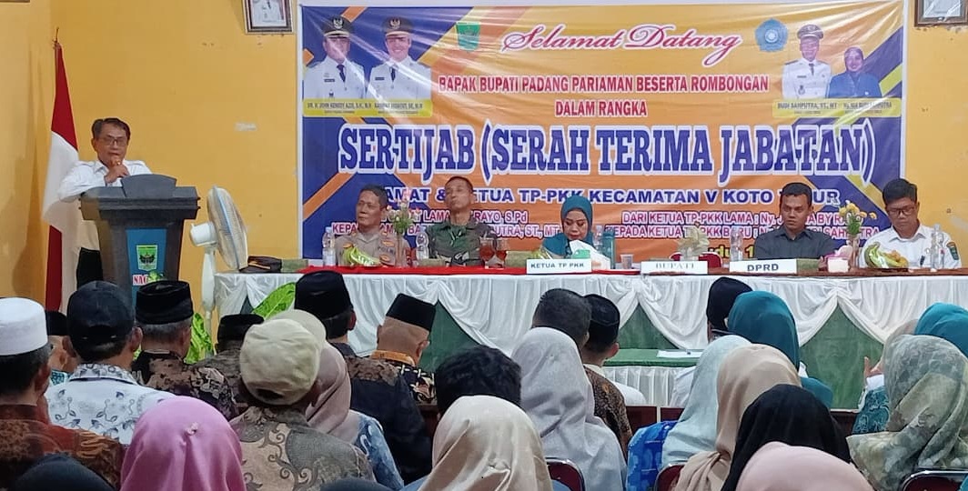 Bupati Padangpariaman, John Kenedy Azis menyampaikan sambutan saat Sertijab Camat V Koto Timur, Rabu (15/10/2025).