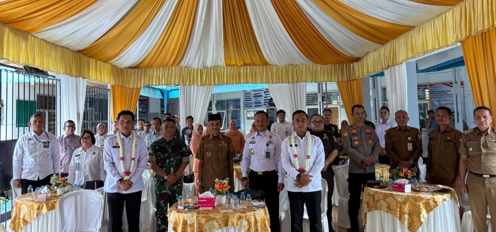 Wakil Bupati Solok Selatan H Yulian Efi, Staf Ahli Bupati Dr H Novirman, SKM, MM saat serah terima Jabatan Karutan kelas II B Muara Labuh dari Zulhendri, A. Md,I.P,SH,MH kepada Yudi Hari Yanto,A. Md.I.P, S. Sos.MM.