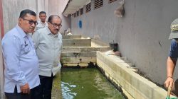 Anggota Komisi XIII DPR-RI Shadig Pasadigoe didampingi Kepala Rutan Padangpanjang Torkis Freddy Siregar saat melakukan Sidak ke Rutan Padangpanjang, Rabu (22/10/2025).