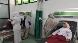 Petugas RUSD Kota Padangpanjang ketika memeriksa kondisi siswa yang diduga mengalami keracunan usai menyantap MBG.
