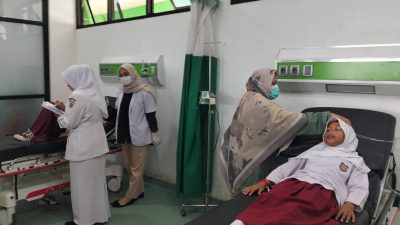 Petugas RUSD Kota Padangpanjang ketika memeriksa kondisi siswa yang diduga mengalami keracunan usai menyantap MBG.