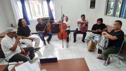 Suasana latihan pertunjukan Musik bertajuk Rantau Maimbau Dagang Larek yang akan dipentaskan di Festival Silek Padusi Pesisir Selatan, Minggu (02/11/2025).