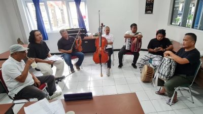 Suasana latihan pertunjukan Musik bertajuk Rantau Maimbau Dagang Larek yang akan dipentaskan di Festival Silek Padusi Pesisir Selatan, Minggu (02/11/2025).
