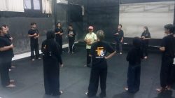 Sutradara Teater Sulaiman Juned ketika memberikan materia tentang Olah Vokal dihadapan peserta Workshop Gala Teater di ISI Padangpanjang.