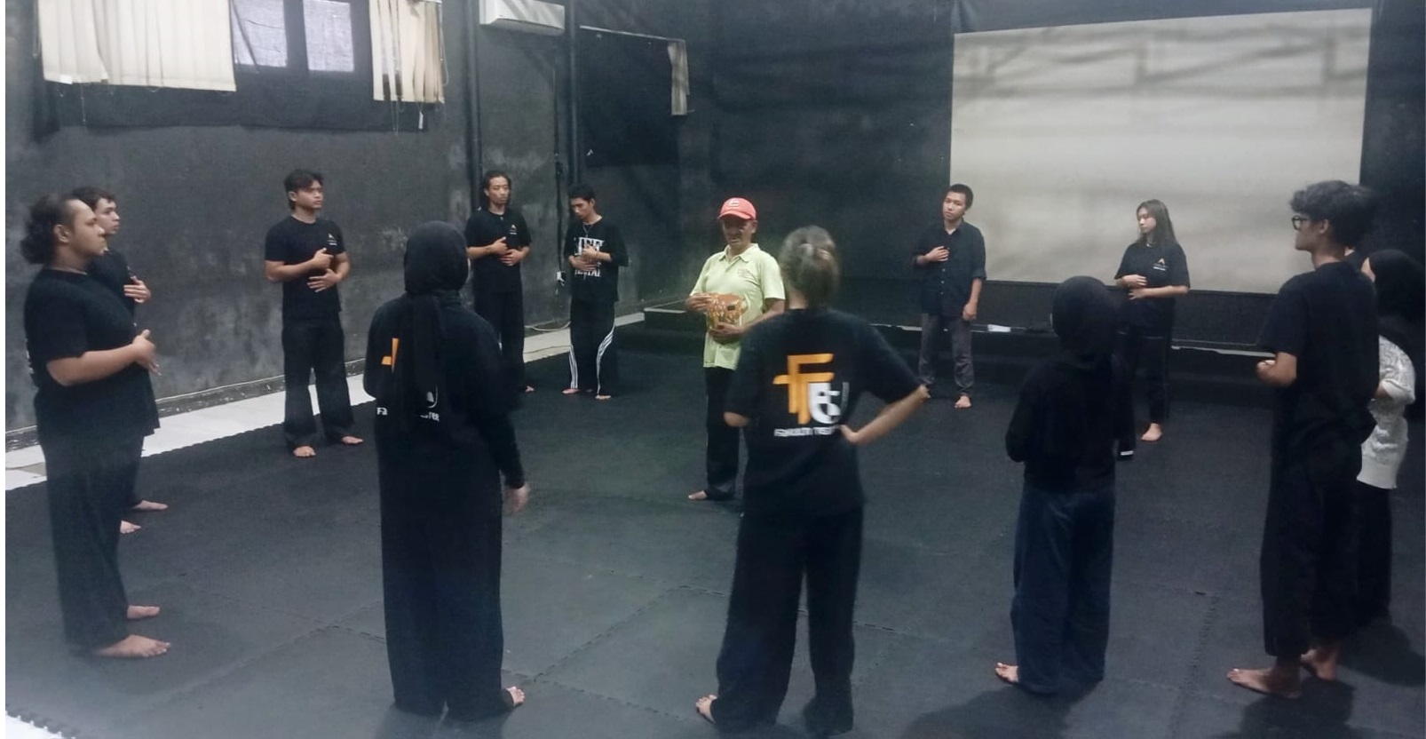 Sutradara Teater Sulaiman Juned ketika memberikan materia tentang Olah Vokal dihadapan peserta Workshop Gala Teater di ISI Padangpanjang.