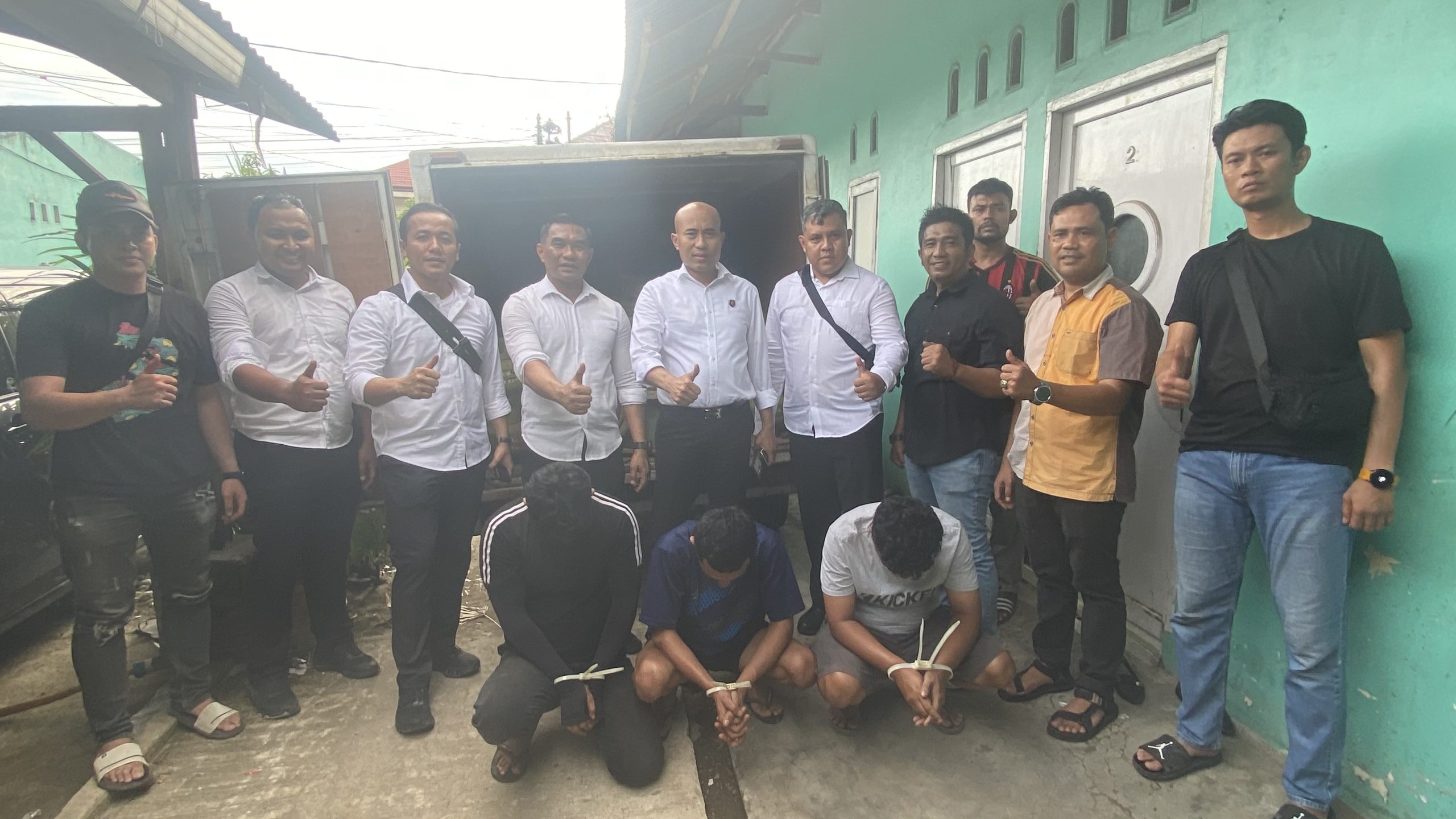  Dirreskrimsus Polda Sumbar Kombespol Andry Kurniawan saat menggerebek gudang pengoplos tabung gas subsidi 3 Kg di Jalan Penjernihan Utama RT 03 RW 07 Kelurahan Gunung Pangilun, Kecamatan Padang Utara, Kota Padang