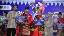 Wali Kota Sawahlunto Riyanda Putra dan Ny.Yori Riyanda saat menyerahkan hadiah untuk Uda Uni Sawahlunto 2025. (Foto: Prokopim)