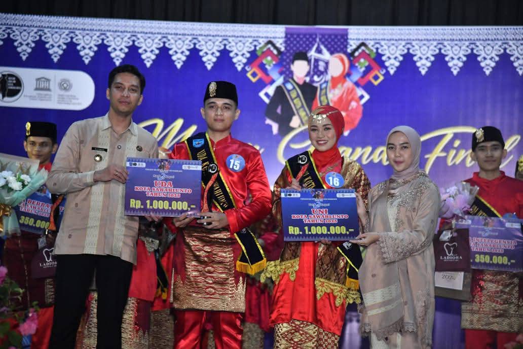 Wali Kota Sawahlunto Riyanda Putra dan Ny.Yori Riyanda saat menyerahkan hadiah untuk Uda Uni Sawahlunto 2025. (Foto: Prokopim)