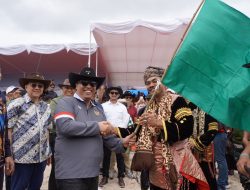 Wali Kota Padangpanjang Hendri Arnis menerima Bendera dari Ninik Mamak tanda dimulainya Alek Nagari Pacu Kuda Gubernur Cup III