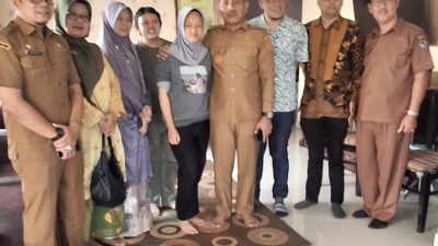 Bupati Limapuluh Kota Safni Sikumbang bersama Sekretaris Fraksi Golkar Fajar R Vesky saat memberikaan dukungan moral kepada Zahira, yang orangtua tunggalnya terancam dideportasi Imigrasi ke Malaysia.  