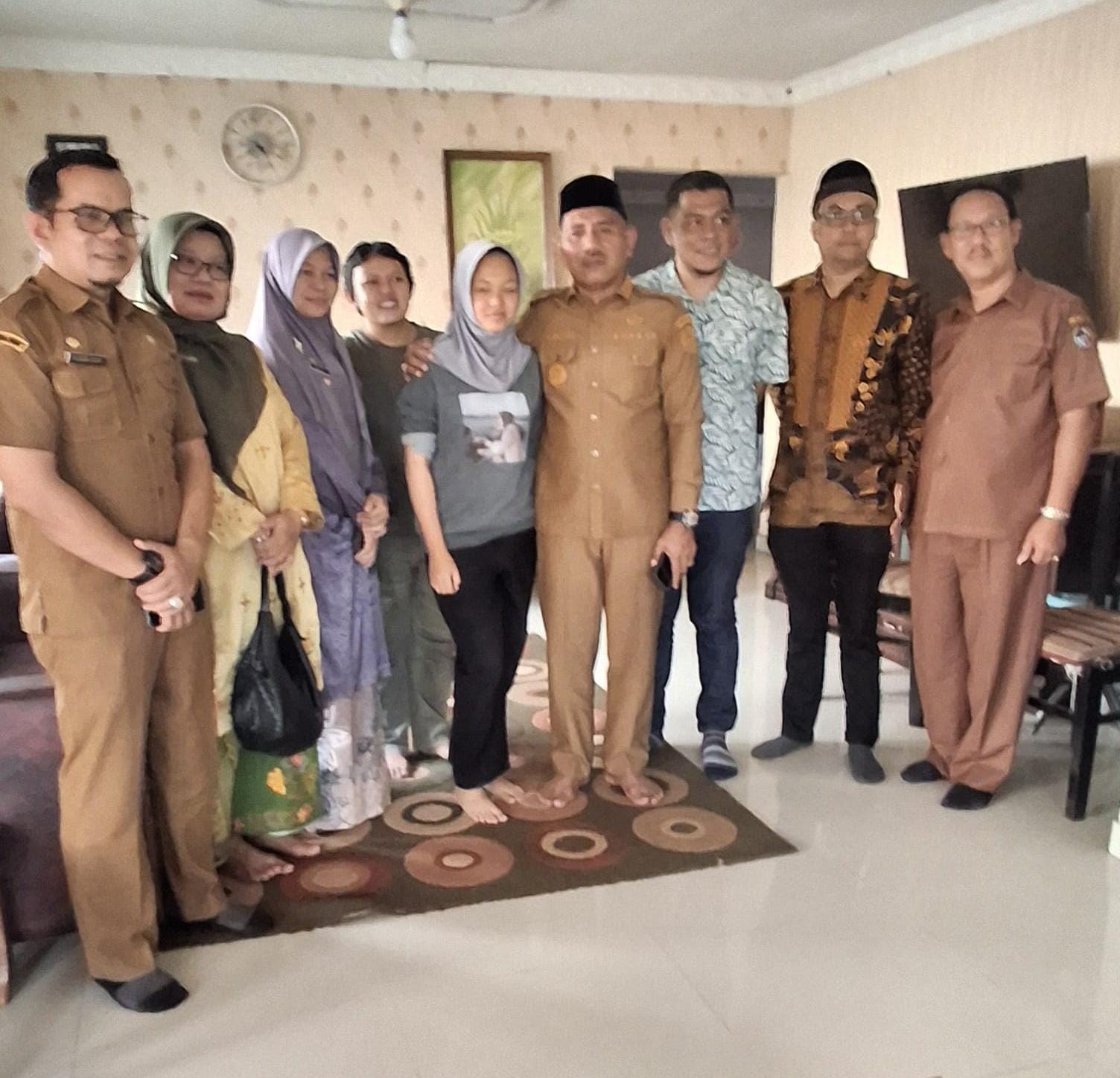 Bupati Limapuluh Kota Safni Sikumbang bersama Sekretaris Fraksi Golkar Fajar R Vesky saat memberikaan dukungan moral kepada Zahira, yang orangtua tunggalnya terancam dideportasi Imigrasi ke Malaysia.  