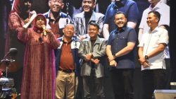 Anggota DPRD Sumbar Endarmy saat tampil di panggung utama bersama Ketua DPW Partai Nasdem, Fadly Amran dan Ketua DPD Partai Nasdem Padangpariaman, Rahmat Hidayat.