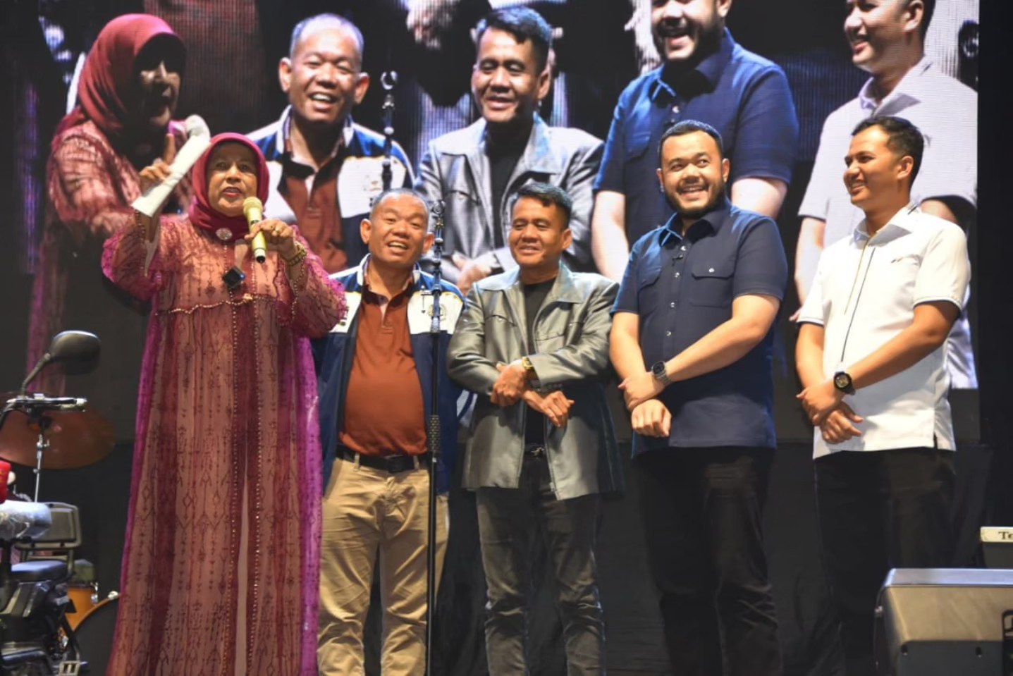 Anggota DPRD Sumbar Endarmy saat tampil di panggung utama bersama Ketua DPW Partai Nasdem, Fadly Amran dan Ketua DPD Partai Nasdem Padangpariaman, Rahmat Hidayat.