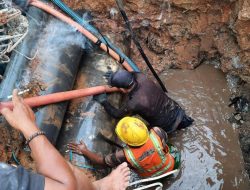 Petugas Lakukan Perbaikan Pipa di Jembatan Kurao Pagang