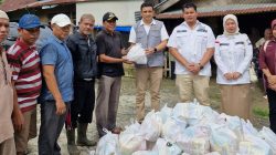 Anggota Komisi IX DPR-RI Ade Rezki Pratama saat menyerahkan sembako kepada korban bencana di Padangpariaman, Sabtu (29/11/2025).