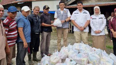 Anggota Komisi IX DPR-RI Ade Rezki Pratama saat menyerahkan sembako kepada korban bencana di Padangpariaman, Sabtu (29/11/2025).