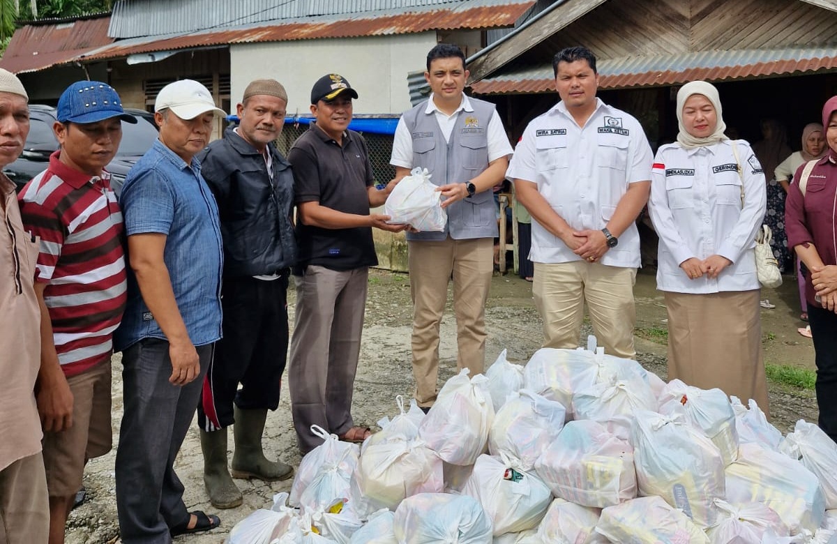 Anggota Komisi IX DPR-RI Ade Rezki Pratama saat menyerahkan sembako kepada korban bencana di Padangpariaman, Sabtu (29/11/2025).