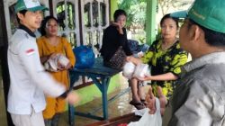 Estate Mangger Herry Susanto dan Wa Koord Pam Paisal didampingi Bamus Nagari Aia Gadang Barat Riisnalino dan Ketua Pemuda Labuh Lurus Tambrin S saat menyerahkan bantuan nasi bungkus, Kamis (27/11/2025).