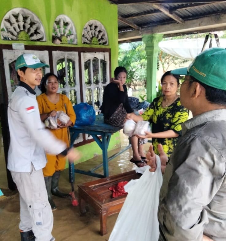 Estate Mangger Herry Susanto dan Wa Koord Pam Paisal didampingi Bamus Nagari Aia Gadang Barat Riisnalino dan Ketua Pemuda Labuh Lurus Tambrin S saat menyerahkan bantuan nasi bungkus, Kamis (27/11/2025).