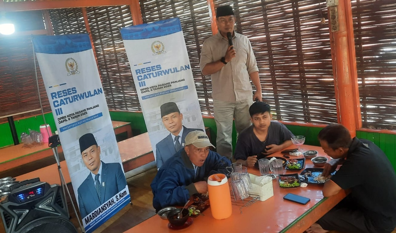 Wakil Ketua DPRD Kota Padangpanjang Mardiansyah,S. Kom saat menggelar Reses Catur Wulan III di Pondok Pical Lele Om Tok, Sabtu (01/11/2025)