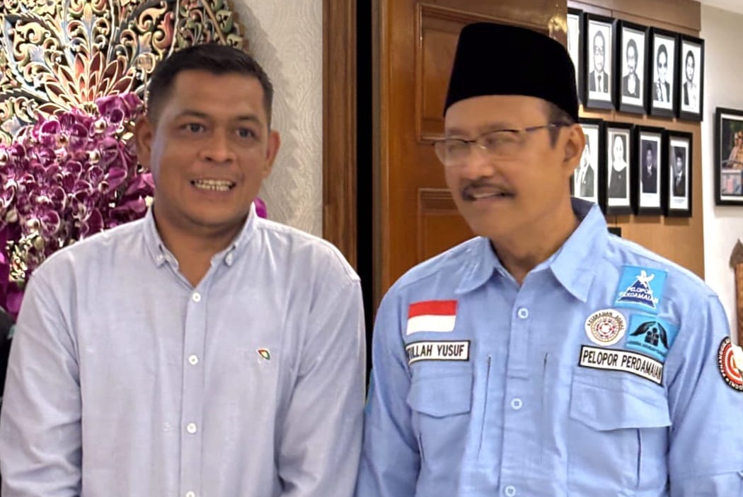 Anggota DPRD Limapuluh Kota Fajar R Vesky bersama Menteri Sosial Syaifullah Yusuf.