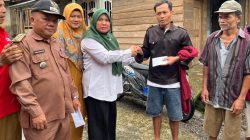 Anggota DPRD Pasaman Barat Netra Emawati, ST., M. Si menyerahkan bantuan kepada korban longsor di Jorong Muara Sitabu Nagari Bahoras Kecamatan Gunung Tuleh.
