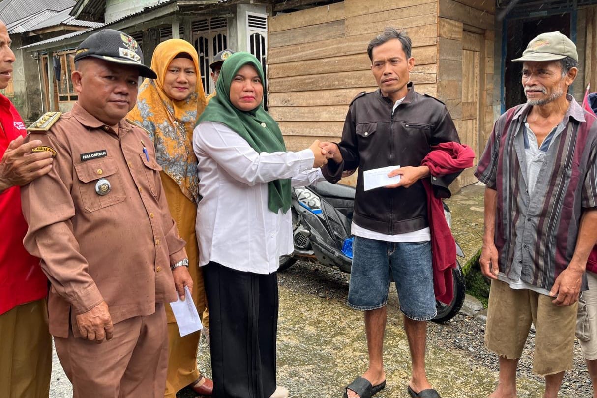 Anggota DPRD Pasaman Barat Netra Emawati, ST., M. Si menyerahkan bantuan kepada korban longsor di Jorong Muara Sitabu Nagari Bahoras Kecamatan Gunung Tuleh.