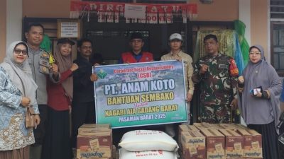 Penyaluran bantuan CSR dari PT. Anam Koto terhadap warga terdampak bencana di Nagar Aia Gadang Barat, Jum’at (28/11/2025).