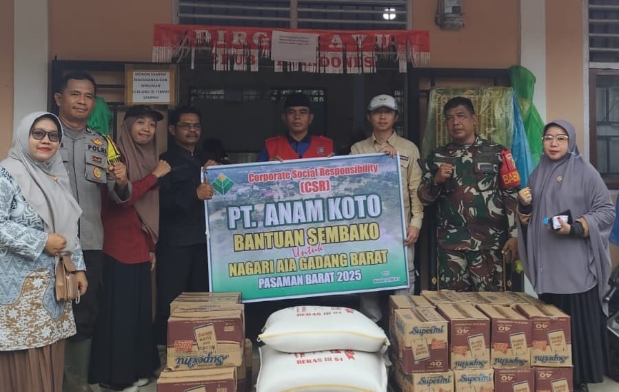 Penyaluran bantuan CSR dari PT. Anam Koto terhadap warga terdampak bencana di Nagar Aia Gadang Barat, Jum’at (28/11/2025).