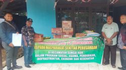 PT. Agrowiratama menyalurkan paket sembako kepada warga yang terdampak banjir di dua Kecamatan yang ada di Pasaman Barat, Kamis (27/11/2025).