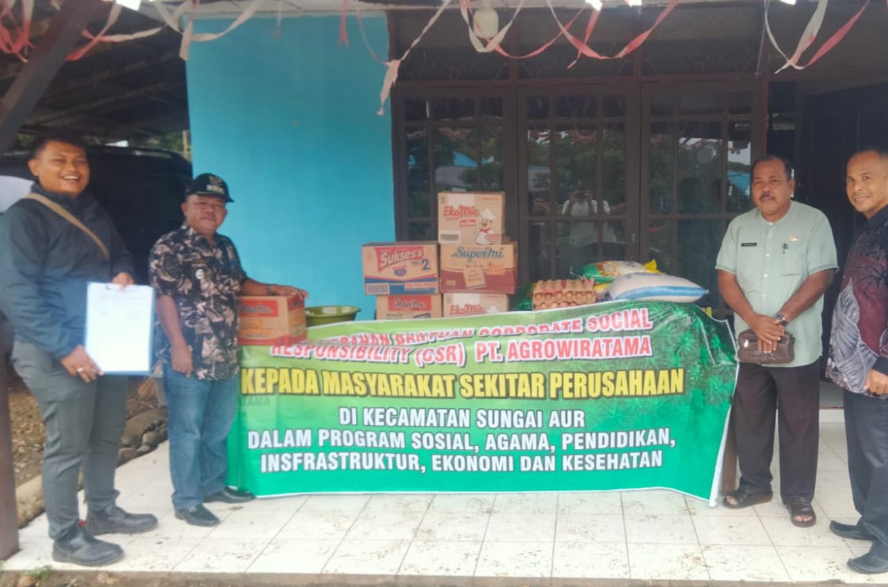 PT. Agrowiratama menyalurkan paket sembako kepada warga yang terdampak banjir di dua Kecamatan yang ada di Pasaman Barat, Kamis (27/11/2025).