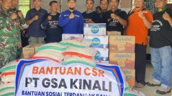 Manager PT. GSA Parlindungan Rangkuti didampingi oleh Humas Kembar Nadi dan KTU Rhandi Bosma menyerahkan bantuan kepada Camat Pasaman Andre Afandi, Sabtu (29/11/2025).