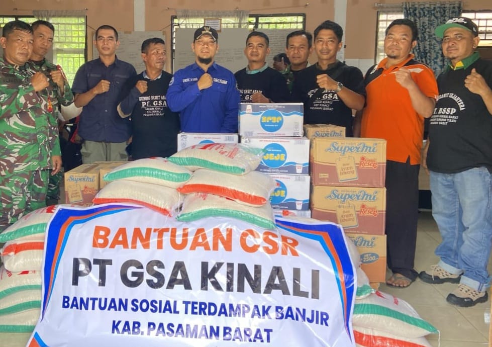 Manager PT. GSA Parlindungan Rangkuti didampingi oleh Humas Kembar Nadi dan KTU Rhandi Bosma menyerahkan bantuan kepada Camat Pasaman Andre Afandi, Sabtu (29/11/2025).